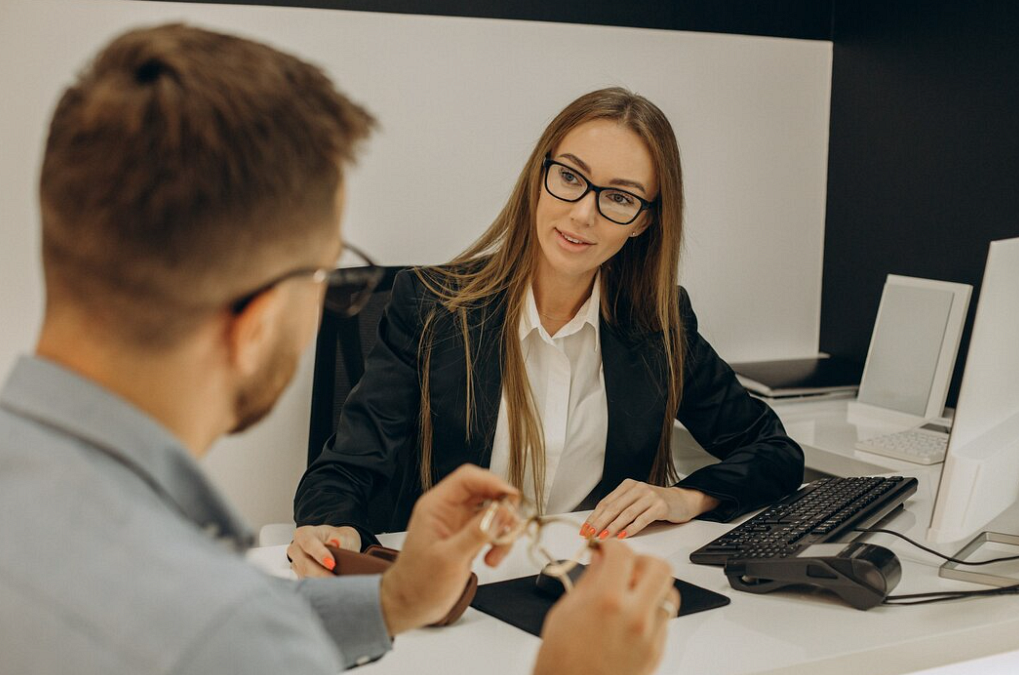 Jak pośrednik kredytowy pomaga klientom uniknąć opóźnień w procesie kredytowym?