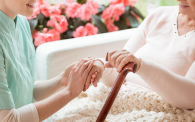 Mam ofertę pracy w opiece i wątpliwości – co sprawdzić, zanim powiesz „tak”