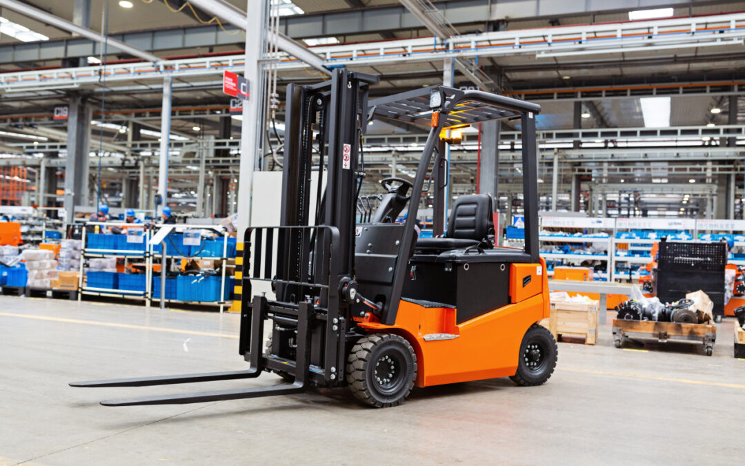 Elektryczny, spalinowy, LPG – jak wybrać napęd wózka widłowego, porównując parametry?