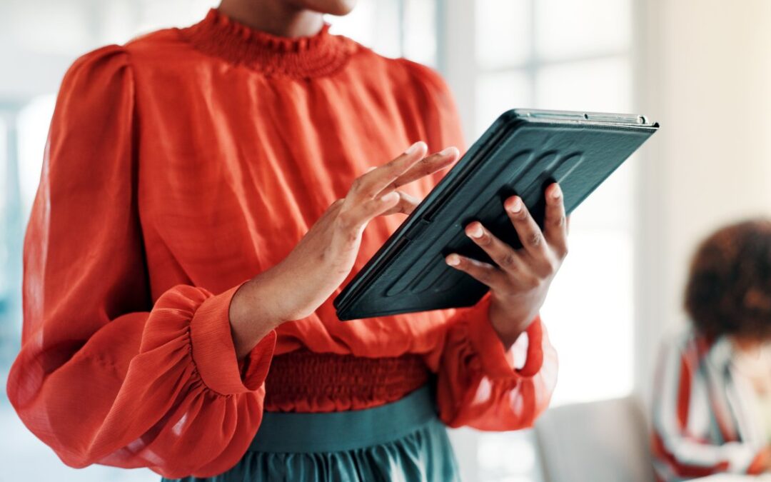 Tablet jako drugie urządzenie w firmie — kiedy warto go kupić pracownikowi?